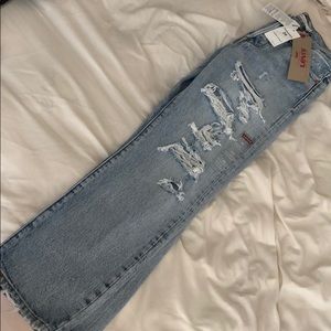 NWT DISTRESSED LEVI JEANS
